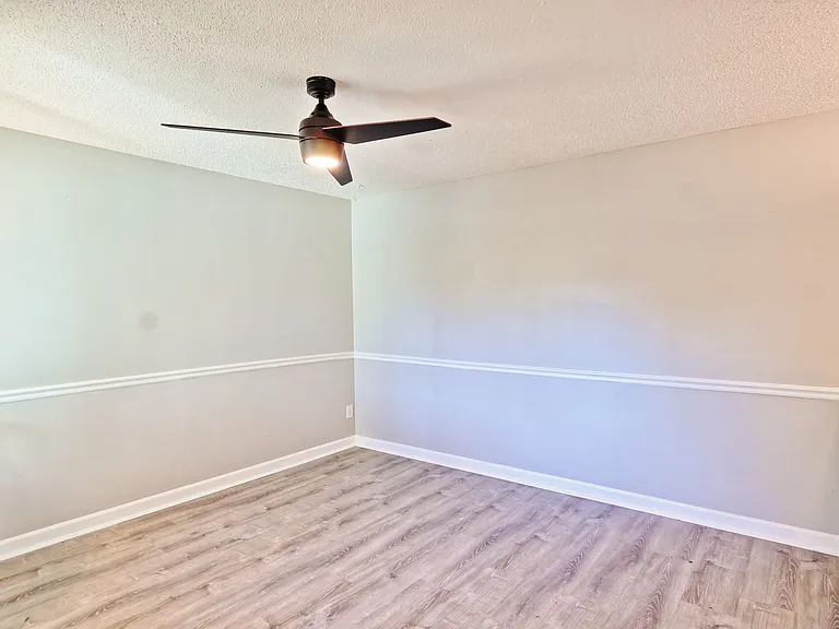 975 Barbizon Dr — Photo 6