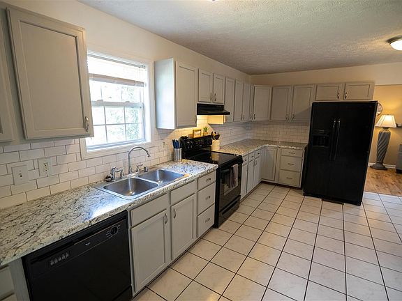 3rd image of 152 Pembroke Ct