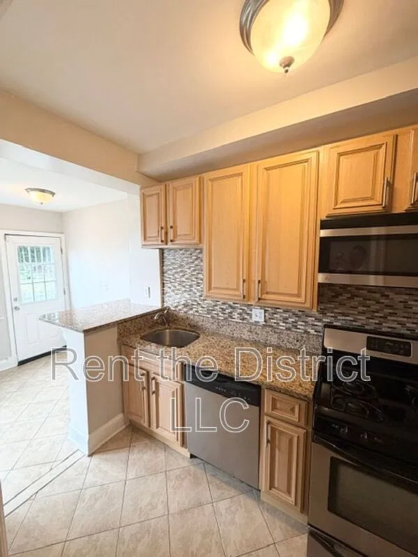 3 bed, 3.0 bath, 1352 sqft, $3,200 — Photo 3