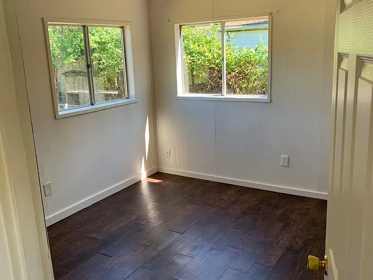 2425 SW Pickford St — Photo 10