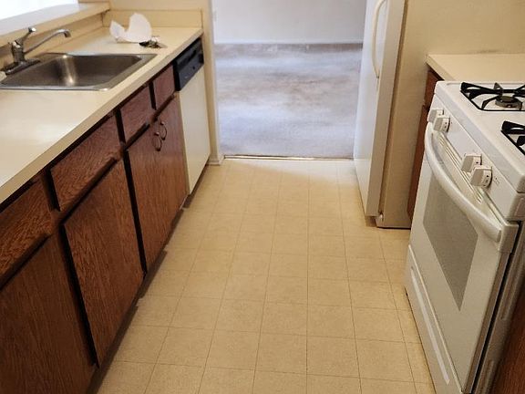 2nd image of 32 Sussex Pl #32