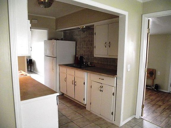 4th image of 235 De Barr Ave