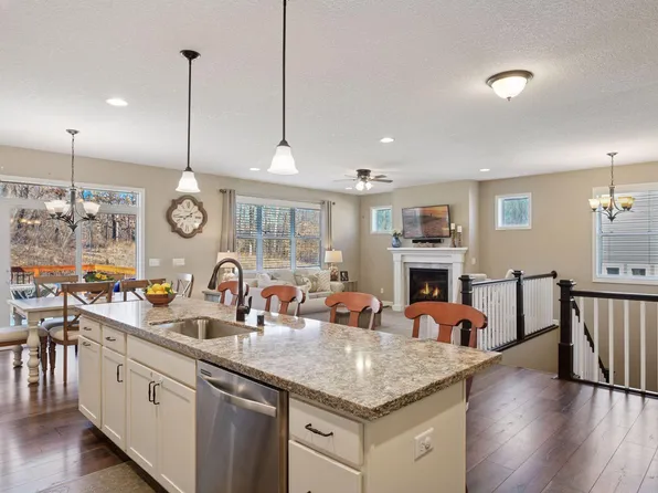 771 Cascade Dr, Chaska, MN 55318