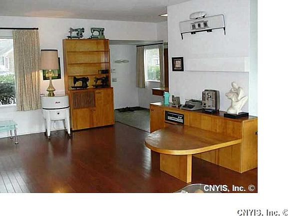 3rd image of 530 Scott Ave