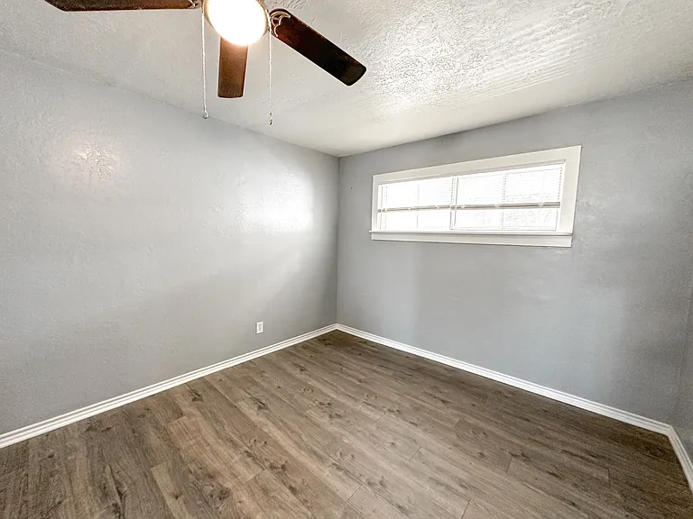 212 SW 23rd Pl — Photo 11