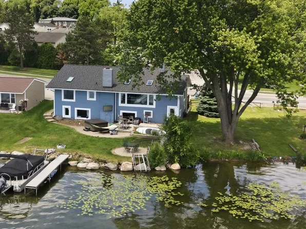 301 S Pontiac Trl, Walled Lake, MI 48390
