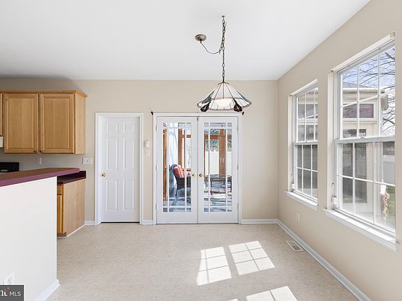 3rd image of 36 Stonehedge Dr