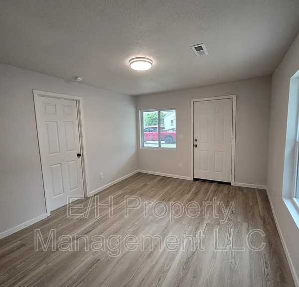 1031 New York St — Photo 5