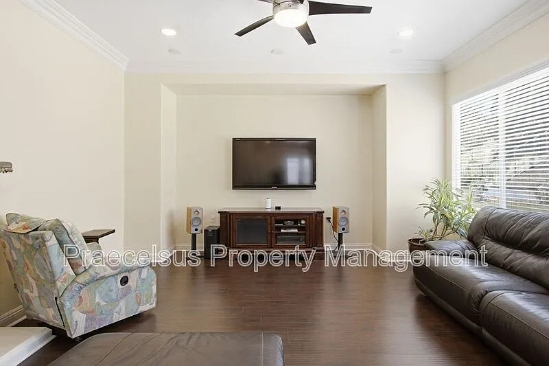 5 bed, 5.5 bath, 4500 sqft, $7,995 — Photo 3