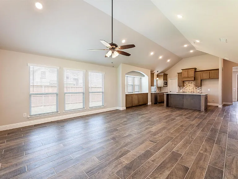 1304 Lancaster Dr — Photo 12