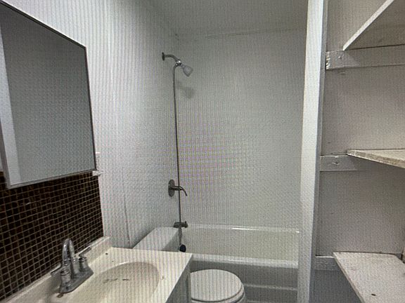4th image of 319 Rutherford Ave