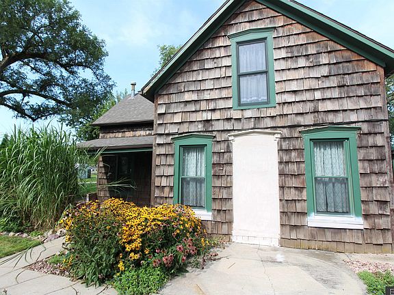 3rd image of 329 Pleasant St