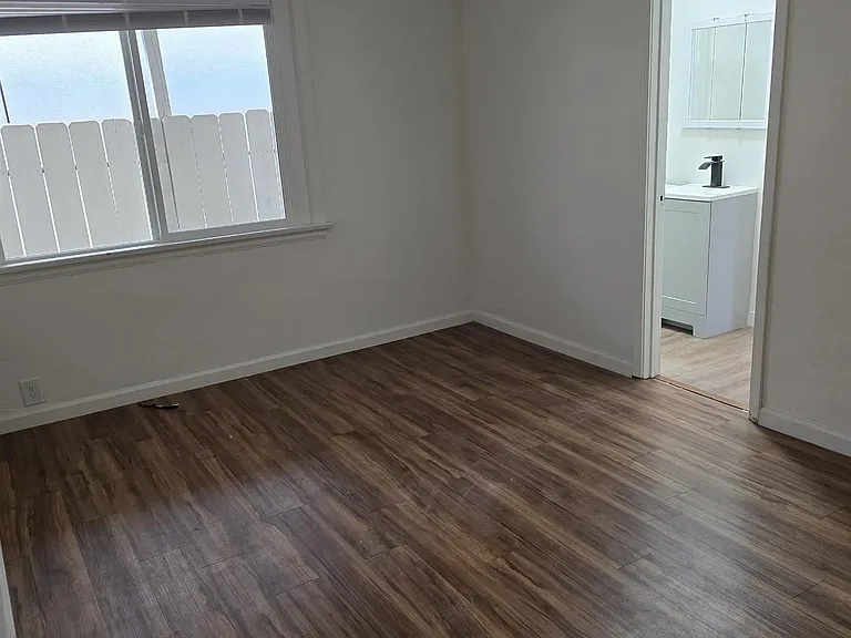 4527 Esther St — Photo 11