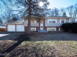 6401 High Line Rd, Crystal Lake, IL 60012