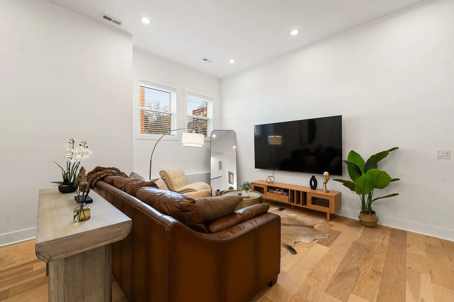 2 bed, 2.0 bath, 990 sqft, $4,056 — Photo 3