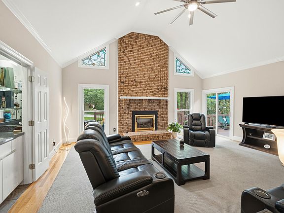 4th image of 3735 Stoneybrook Dr