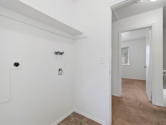 5th image of 811 E Meadow Pine Ct