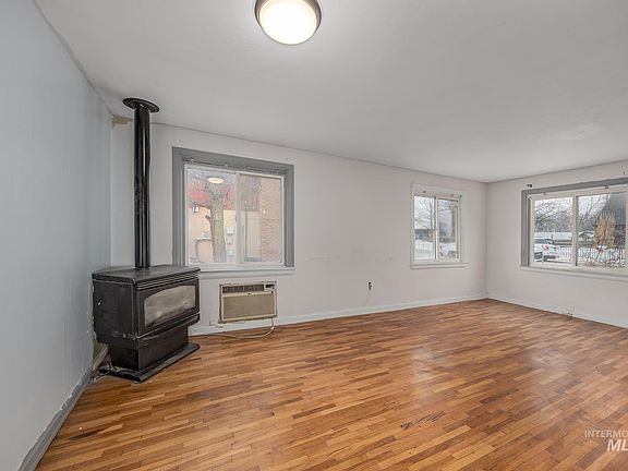 3rd image of 710 Smith St S