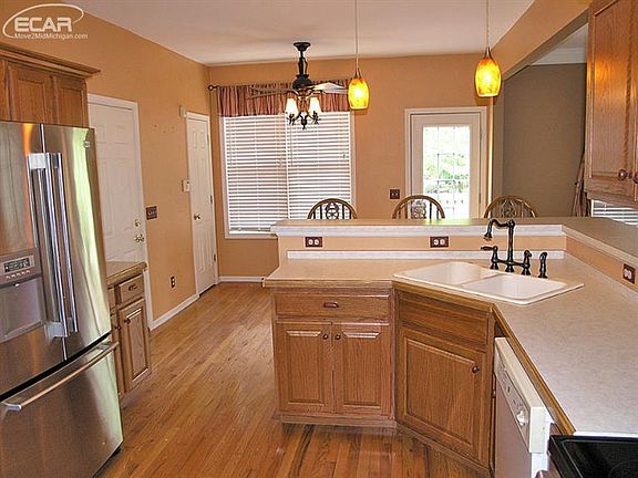 5th image of 10385 Edgewood Dr