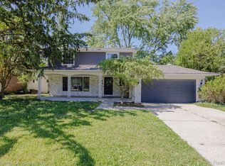 19810 Silver Spring St, Southfield, MI 48076