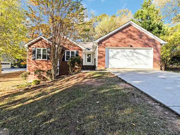 2400 Emerald Dr, Loganville, GA 30052