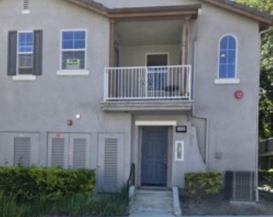 2) Front Door & Balcony 
Corner Unit