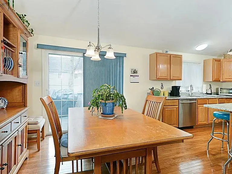 43 Wilbur St — Photo 5