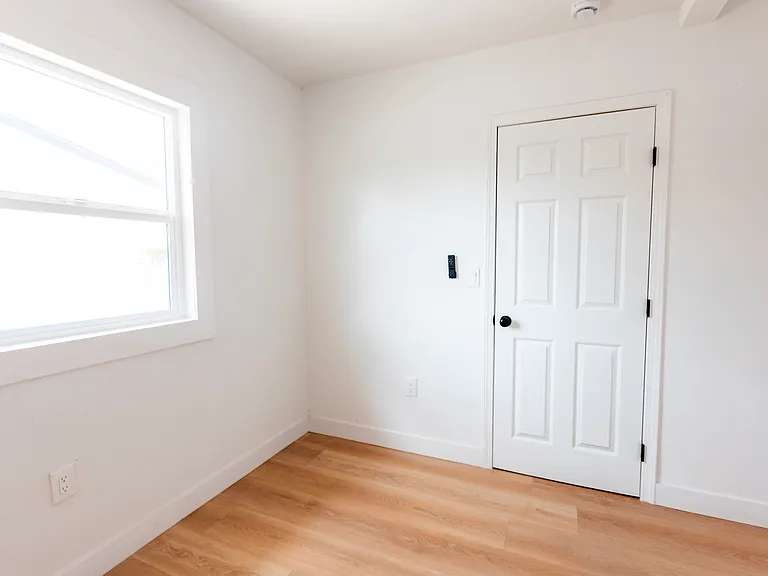 784 E Walton St #B — Photo 11