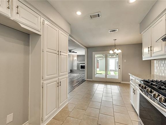 4th image of 706 Carpenter Dr