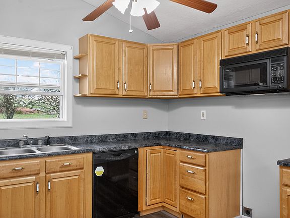 5th image of 14 Braxton Ln