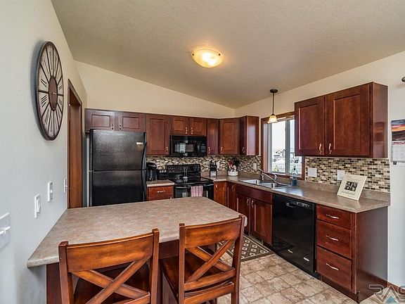 5th image of 604 Almond Ave