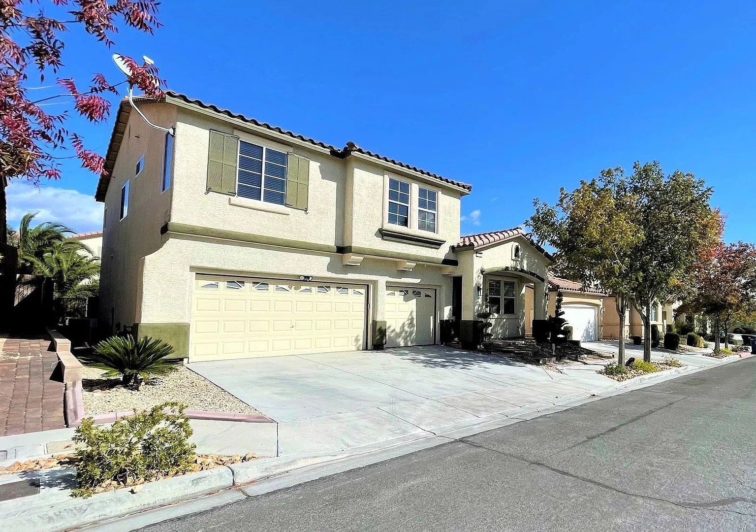 In the heart of Centennial Hills. 4BA, 3BR & 3-car garage — Photo 3