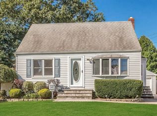 109 Phyllis Dr, Lindenhurst, NY 11757