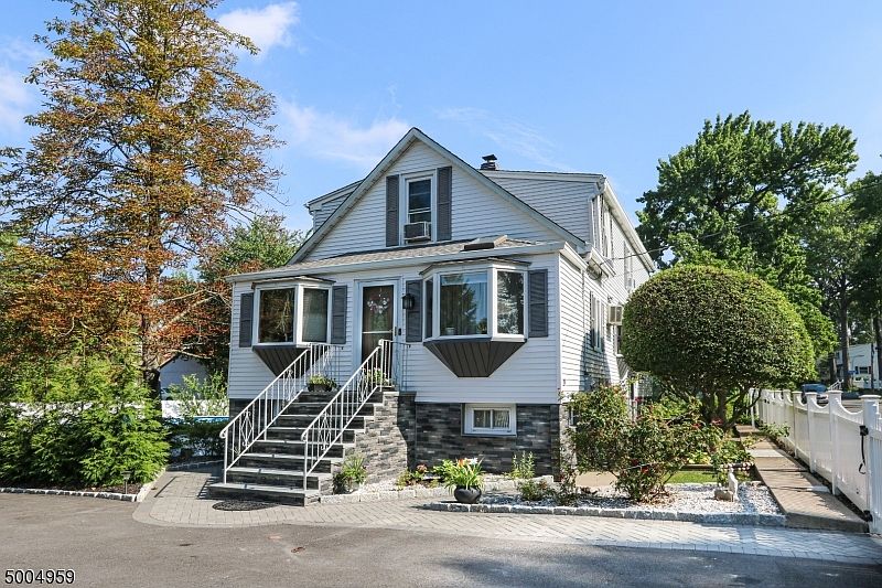 1st image of 520 Marion St