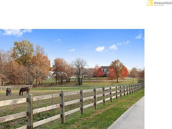 WELCOME HOME! Everything you've ever wanted in an acreage home with BEAUTIFUL settings all around! Y