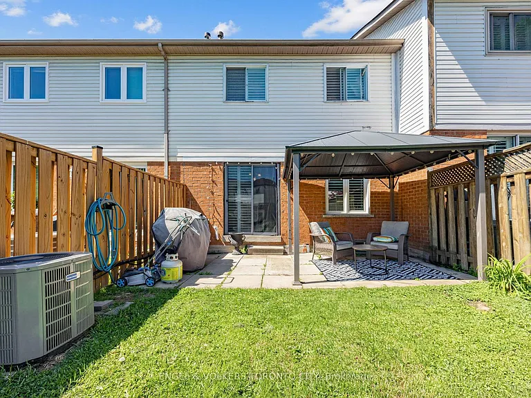 15 Fulton Cres — Photo 30