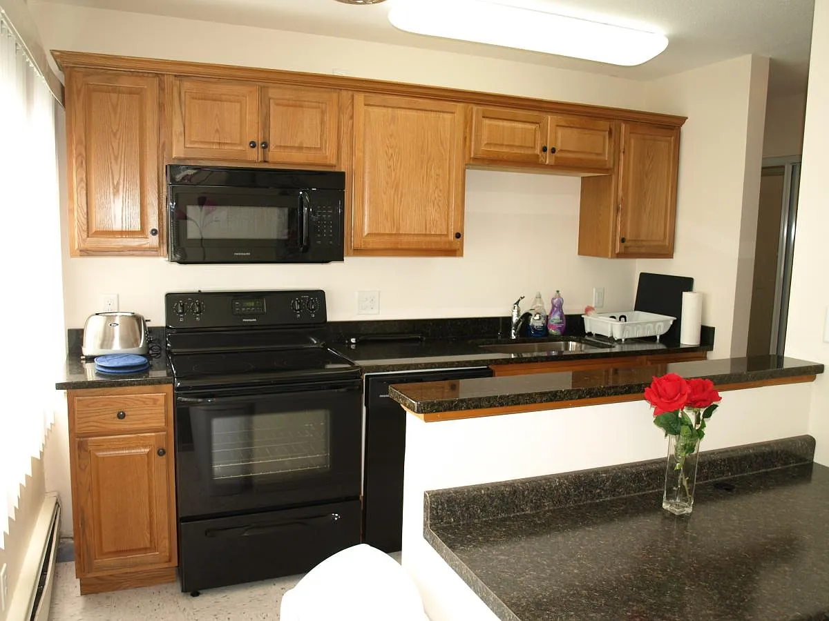 Full kitchen with breakfast bar - 1415 5th St SE #3