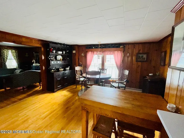 214 Howe St — Photo 6