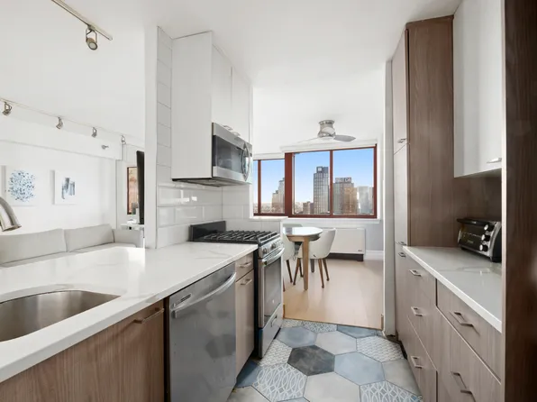 4-74 48th Avenue image 4 of 6