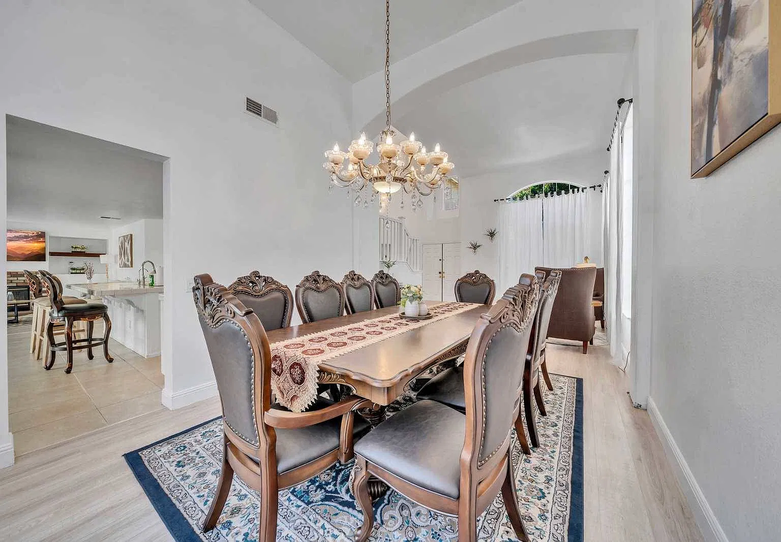 5 bed, 2736 sqft, $8,000 — Photo 2