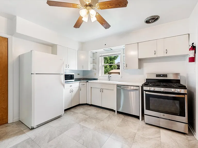 429 S Stratford Ave — Photo 9