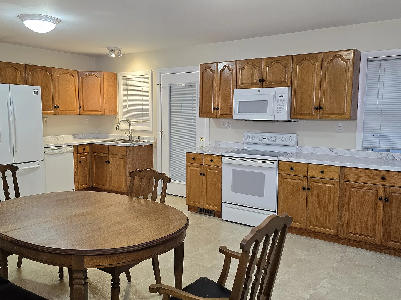 3 bed, 1.5 bath, 1512 sqft, $2,850 — Photo 2