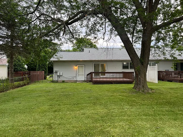 728 Meadowview Ln — Photo 3