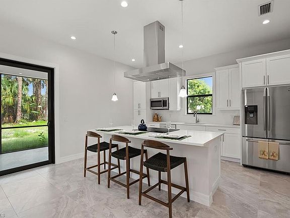 2nd image of 1085 14th Ave NE