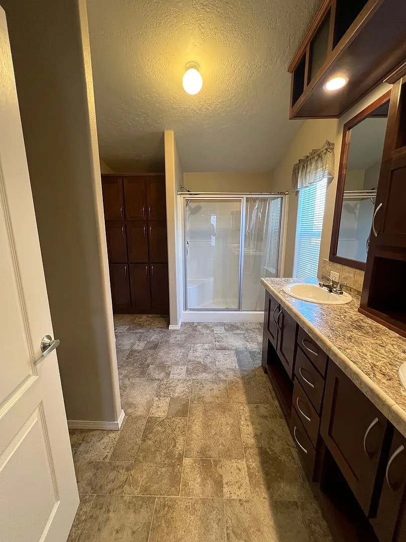 Beautiful Newer Home — Photo 4
