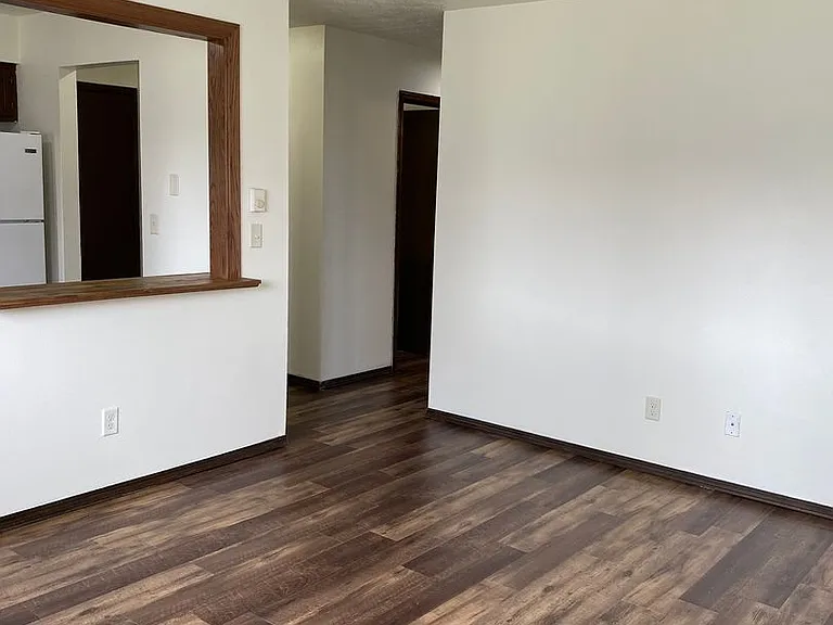 Immaculate Updated 1 & 2 Bedroom with 1 Bath — Photo 18