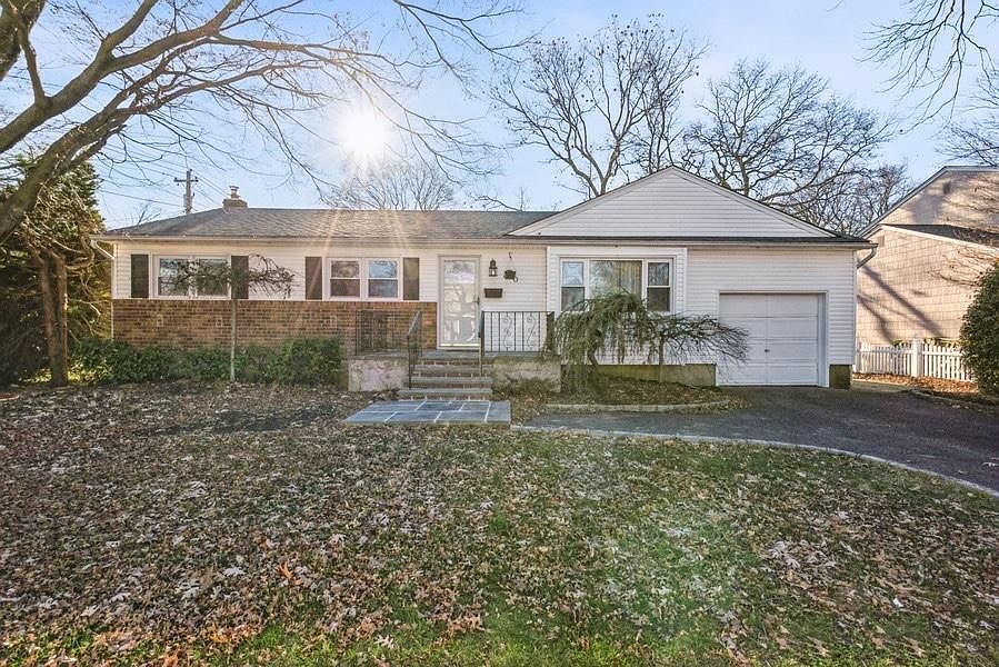 1st image of 90 Saint Regis Dr