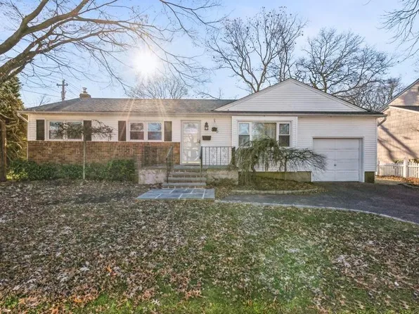 90 Saint Regis Dr, Massapequa Park, NY 11762