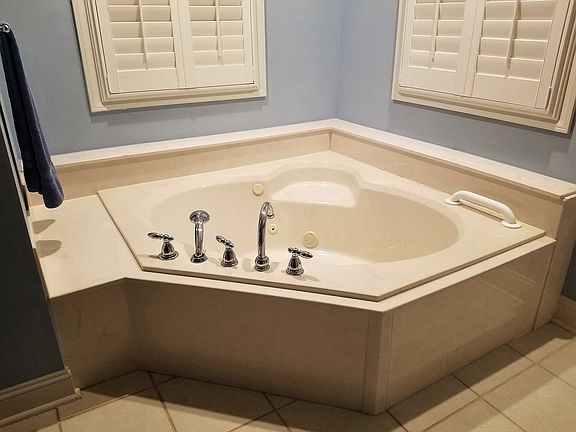 Master jacuzzi bathtub