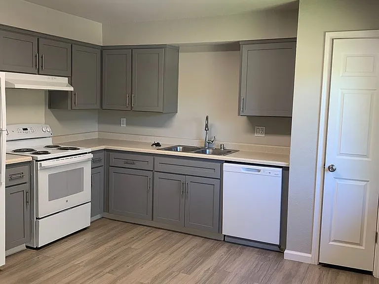 Dry Creek Apartments — Photo 29